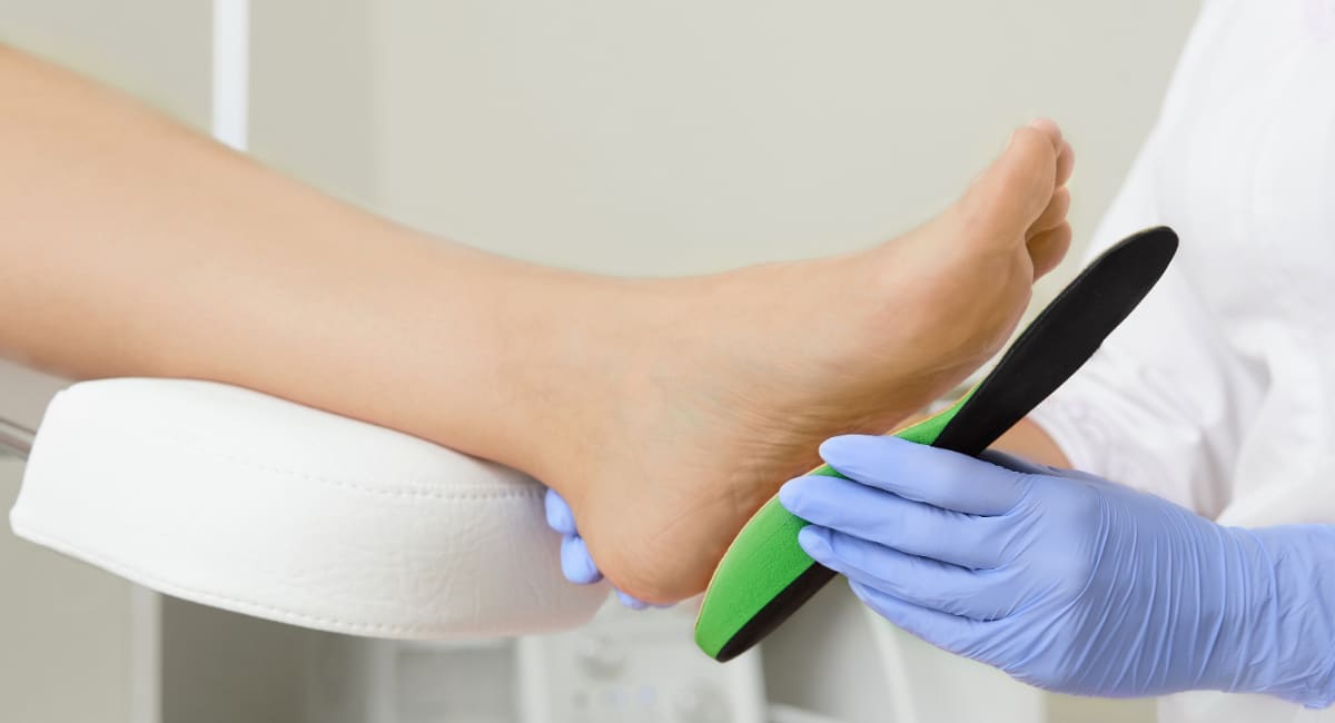 Custom fitting orthotic to woman's foot
